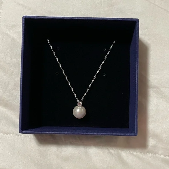 Swarovski Silver Pearl and Crystal Necklace New in Box with Tags - Picture 2 of 4